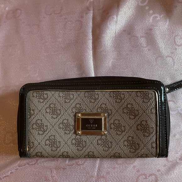 Guess wallet/wristlet - Picture 1 of 5